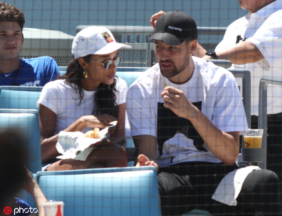 阿森纳3-1拜仁破其不败金身，马杜埃凯首球诺伊尔失误送礼（阿森纳3-1力挫拜仁终结不败，马杜埃凯处子球破门，诺伊尔低级失误送礼）