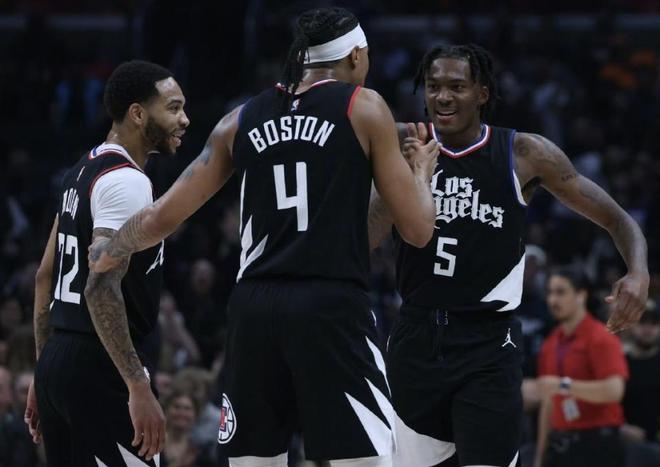 东体预测申花首发：阿苏埃和米内罗搭档锋线，鲍亚雄继续出战（东体预计申花首发：阿苏埃携米内罗双箭齐发，鲍亚雄继续出场）