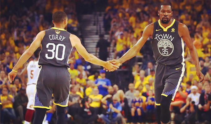 这雪有点大，欧冠赛前一名挪威记者在博德闪耀的球场边线处滑雪（大雪纷飞，欧冠赛前挪威记者在博德闪耀场边滑雪）