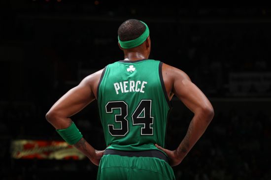 致敬李惠堂，赞助商犀旺送给魏祥鑫一颗柚子足球（向李惠堂致敬，赞助商犀旺向魏祥鑫赠送柚子足球）