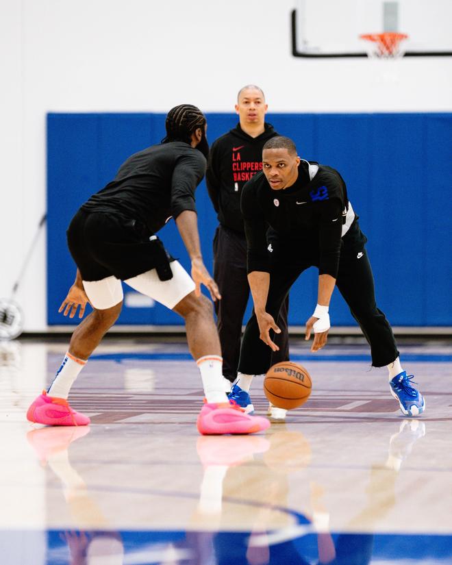 球迷宠儿！哈特扭脚伤退 麦迪逊广场花园观众起立鼓掌致敬（人气球员哈特脚踝扭伤退赛，麦迪逊广场花园全场起立鼓掌致敬）