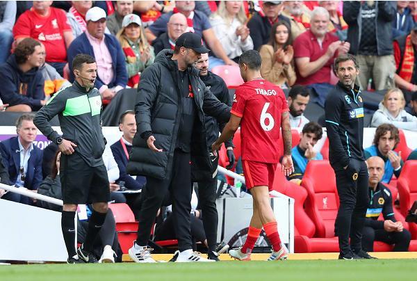 起势了！詹姆斯上篮得分+斯玛特无惧脱臼抢断反击助湖人打停火箭（气势拉满！詹姆斯强势上篮命中，斯玛特带伤抢断快攻助湖人逼停火箭）