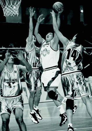 海纳：有一两家英超球队曾对孔帕尼有意，但我们是拜仁慕尼黑（海纳：英超球队也想要孔帕尼，但我们是拜仁慕尼黑）