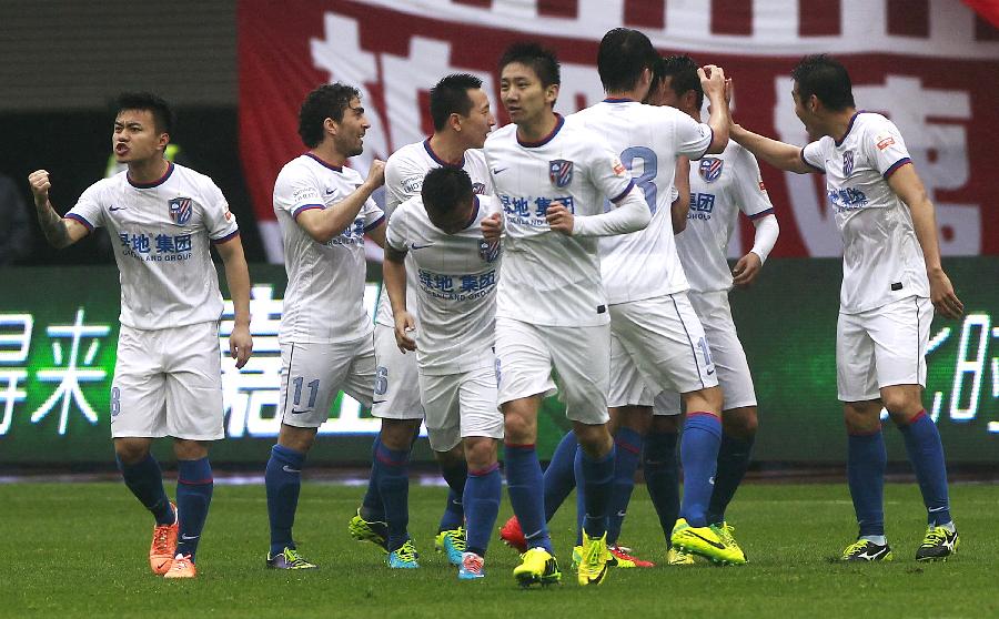 欧文突破防守助攻制胜（欧文强突送助攻锁定胜局）